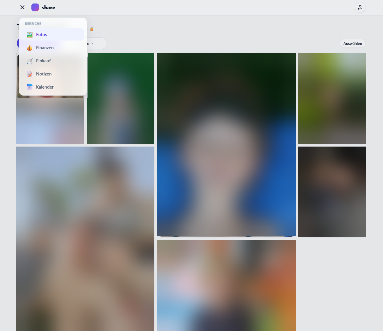 Fotobereich der Sharing-App mit einem Raster geteilter Bilder; links ein geöffnetes Menü, über das sich die Bereiche Fotos, Finanzen, Einkauf, Notizen und Kalender zuschalten lassen. Die Fotos sind unkenntlich gemacht.